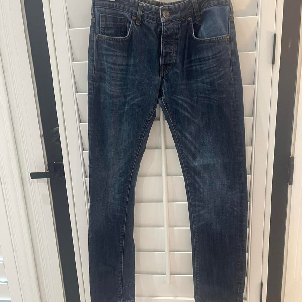 Experience blend of comfort and‎ style with these Zara relaxed man jeans.